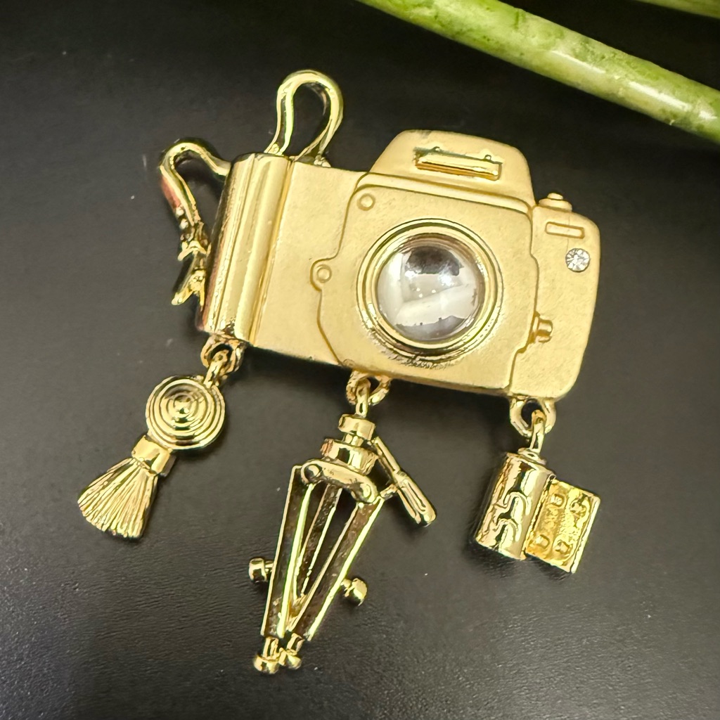 Vintage Danecraft Light Gold-Tone Camera Charm Brooch 228g 25$